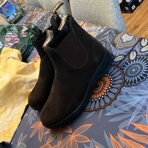 Brown suede Blundstone boots..          note: size 6.5!! I’m usually W 9.5-10.